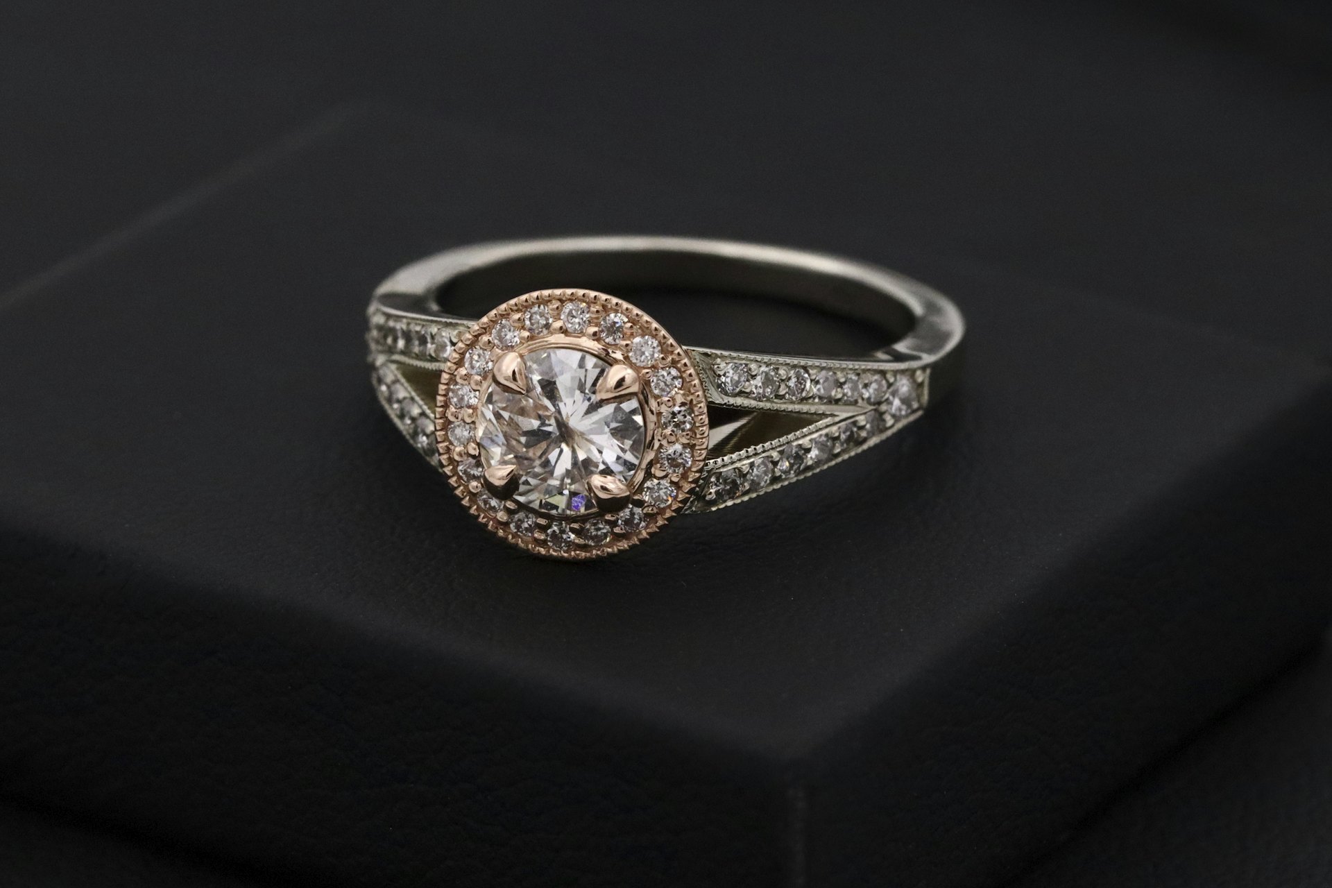Ring auf edlem Präsentierkissen