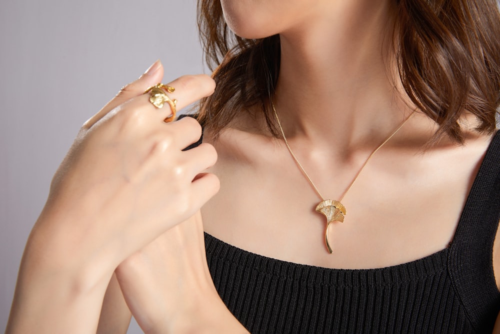 Feiner Goldschmuck getragen