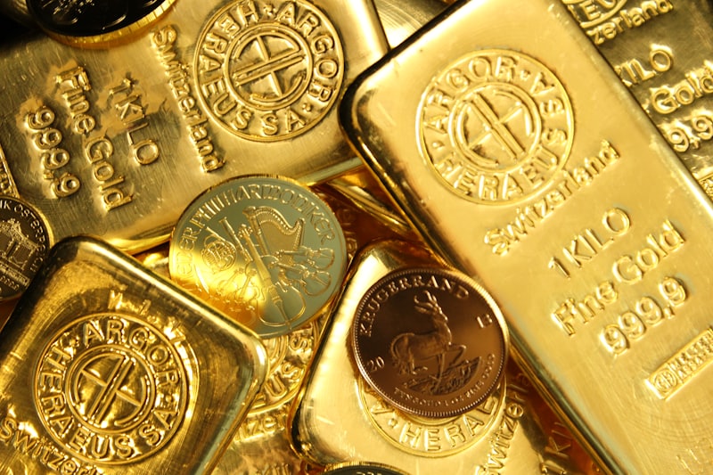 Goldmünzen und Barren