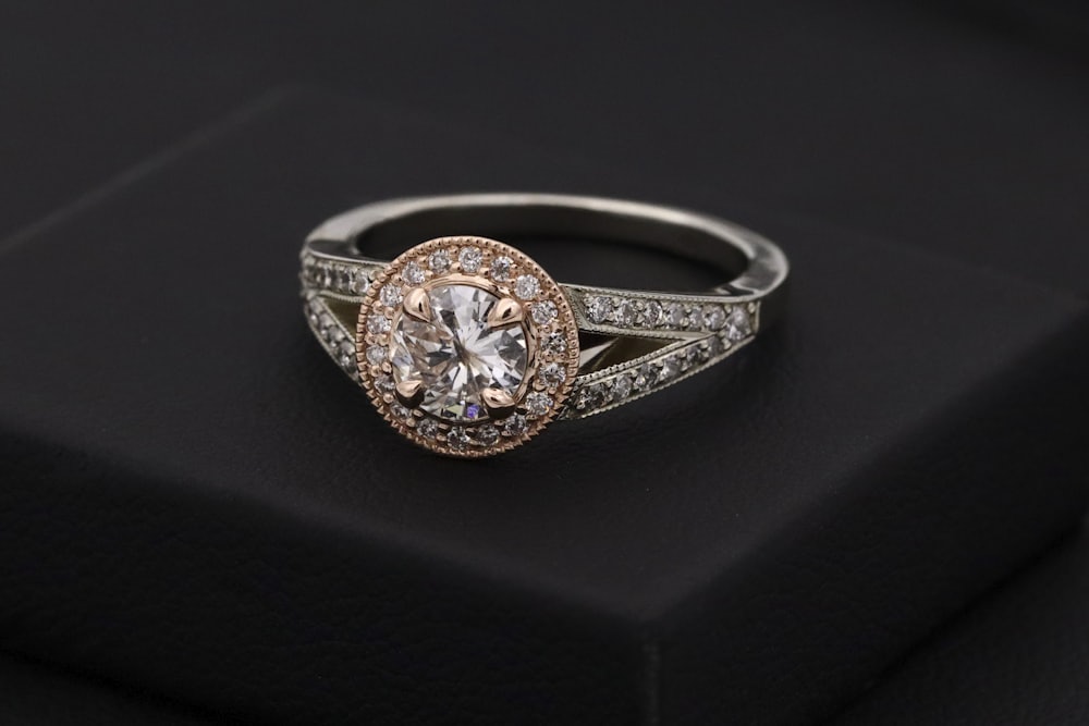 Ring auf edlem Präsentierkissen