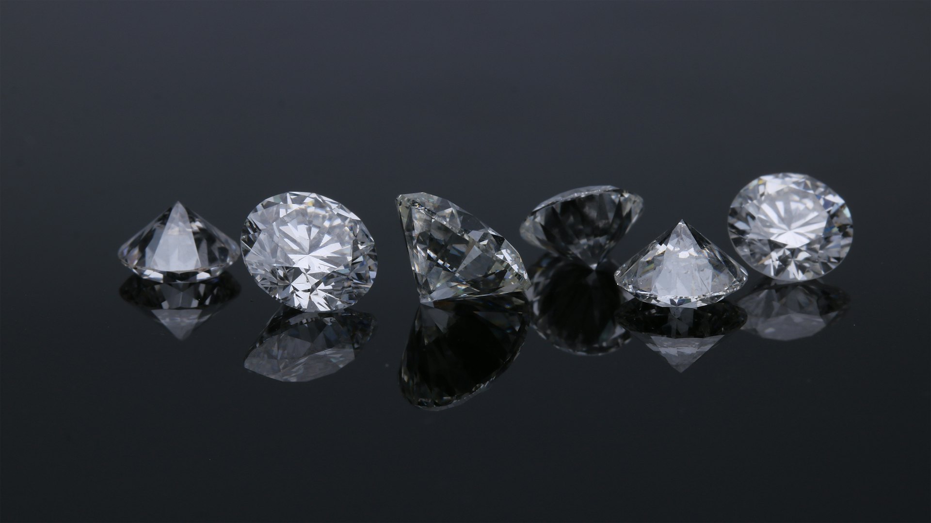 Diamanten auf dunklem Grund